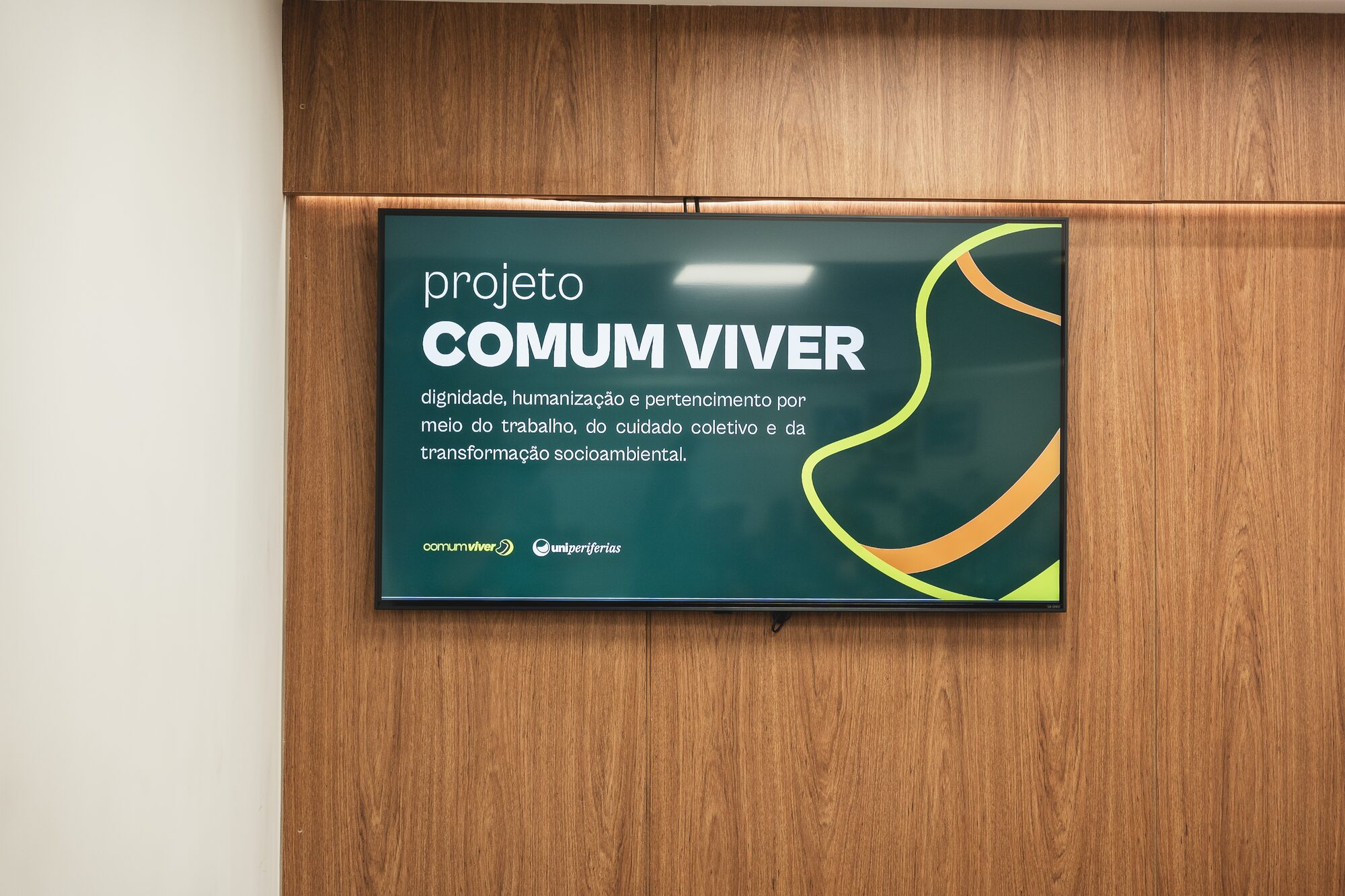 Tela exibindo a apresentação do projeto Comum Viver: dignidade, humanização e pertencimento